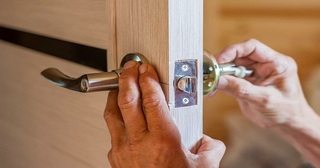 Установка и замена дверной ручки в Старой Руссе от 275 руб. – Мастер24, монтаж фурнитуры, недорого