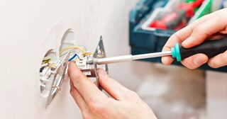 Электромонтажные работы в Старой Руссе от Мастер24 — электромонтаж под ключ, цены от 1630 руб., заказать услуги
