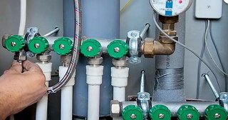 Установка водопроводного коллектора в Старой Руссе от Мастер24 — монтаж гребёнки, коллекторной группы, цена от 6624 руб