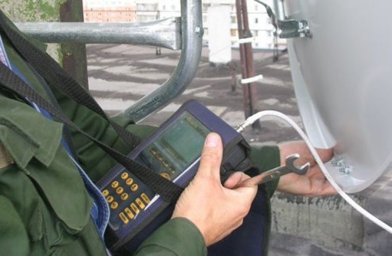 Установка спутниковой антенны в Старой Руссе в октябре